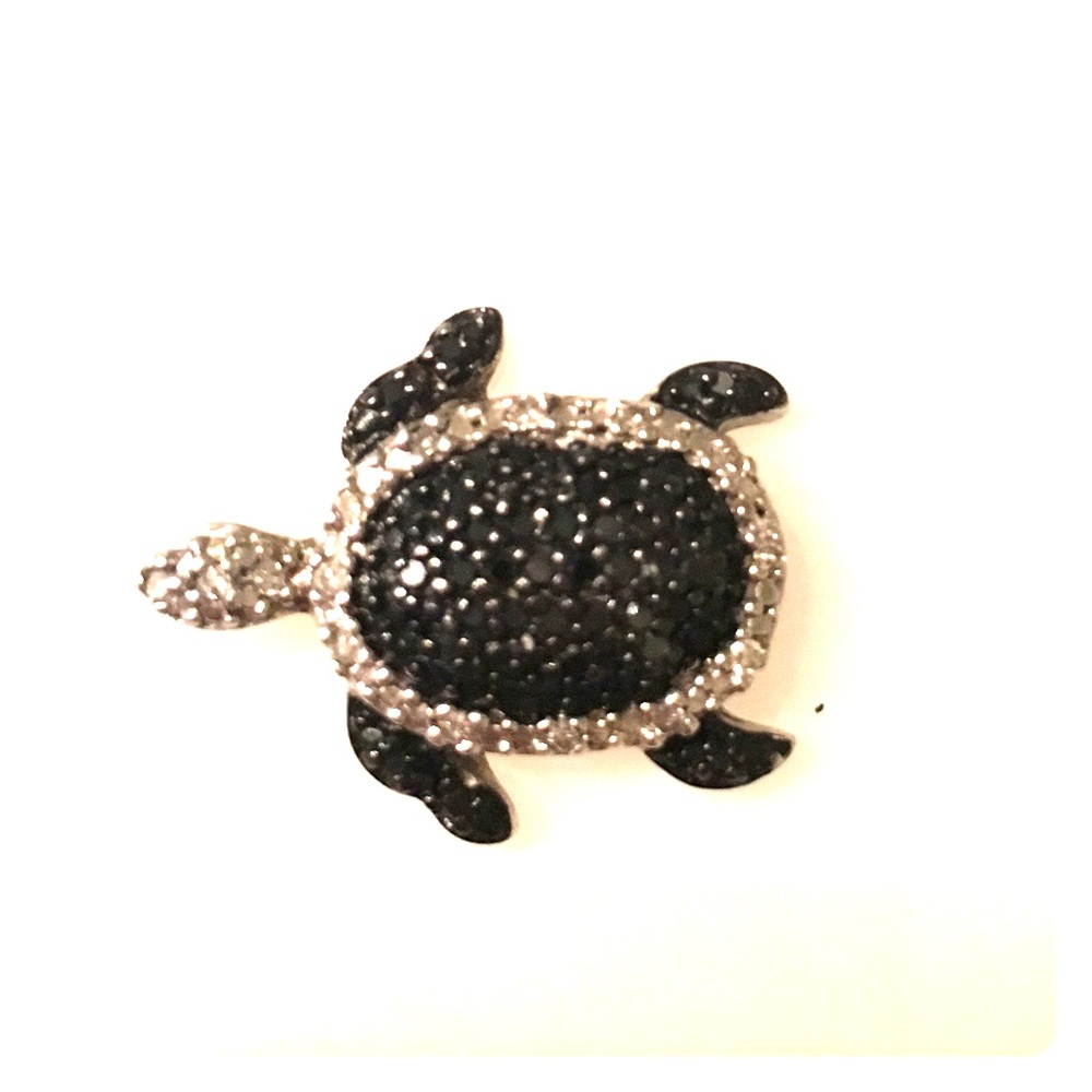 Gorgeous black and white diamond turtle necklace!